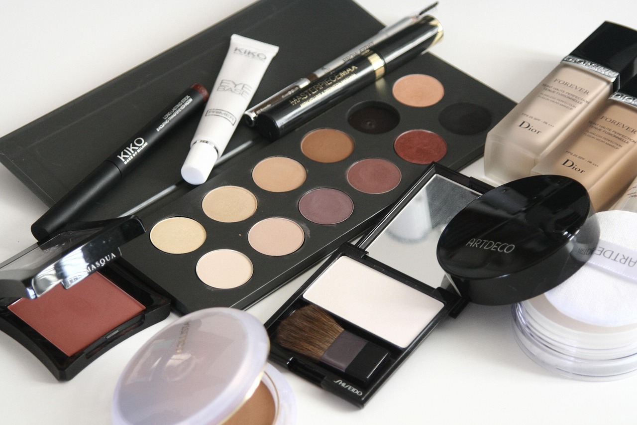 découvrez notre sélection de palettes de maquillage offrant des couleurs intenses et une tenue longue durée pour un look parfait en toutes occasions.