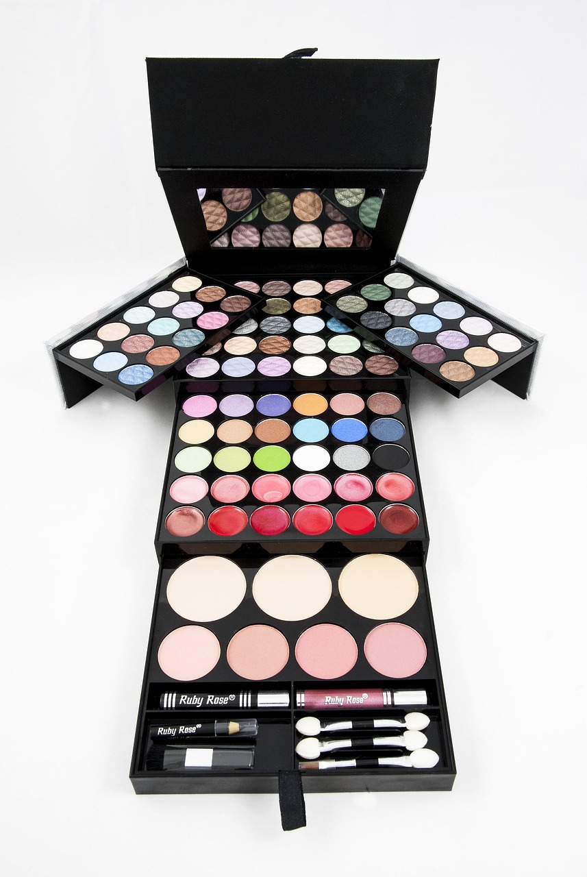 découvrez notre sélection de palettes de maquillage pour un look parfait, avec des couleurs variées et des textures faciles à appliquer.