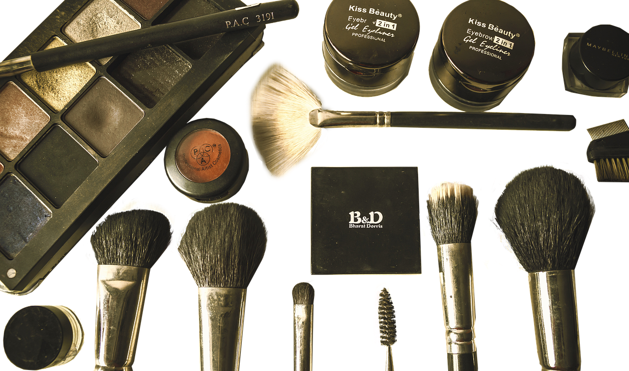 découvrez notre sélection de palettes de maquillage aux couleurs variées pour un look naturel ou sophistiqué, idéal pour toutes les occasions.