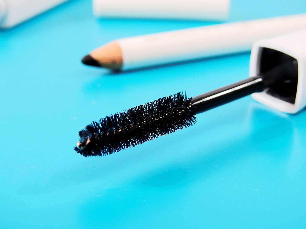 découvrez notre eyeliner waterproof longue tenue, résistant à l'eau pour un maquillage impeccable toute la journée, même sous la pluie ou à la piscine.