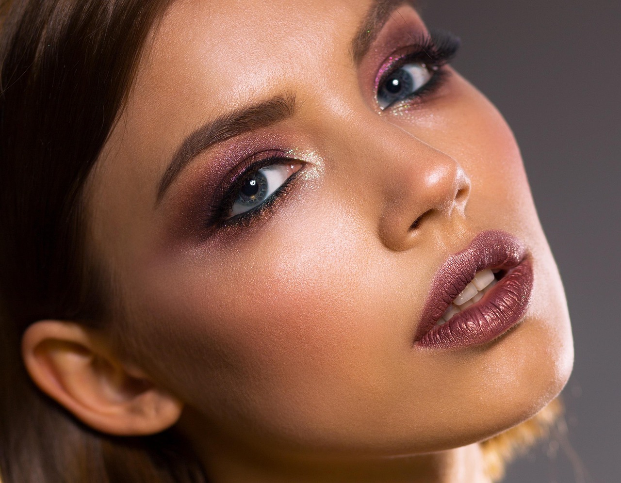 découvrez une routine de soins de la peau nocturne efficace pour revitaliser votre teint, hydrater en profondeur et favoriser la régénération cellulaire pendant la nuit.
