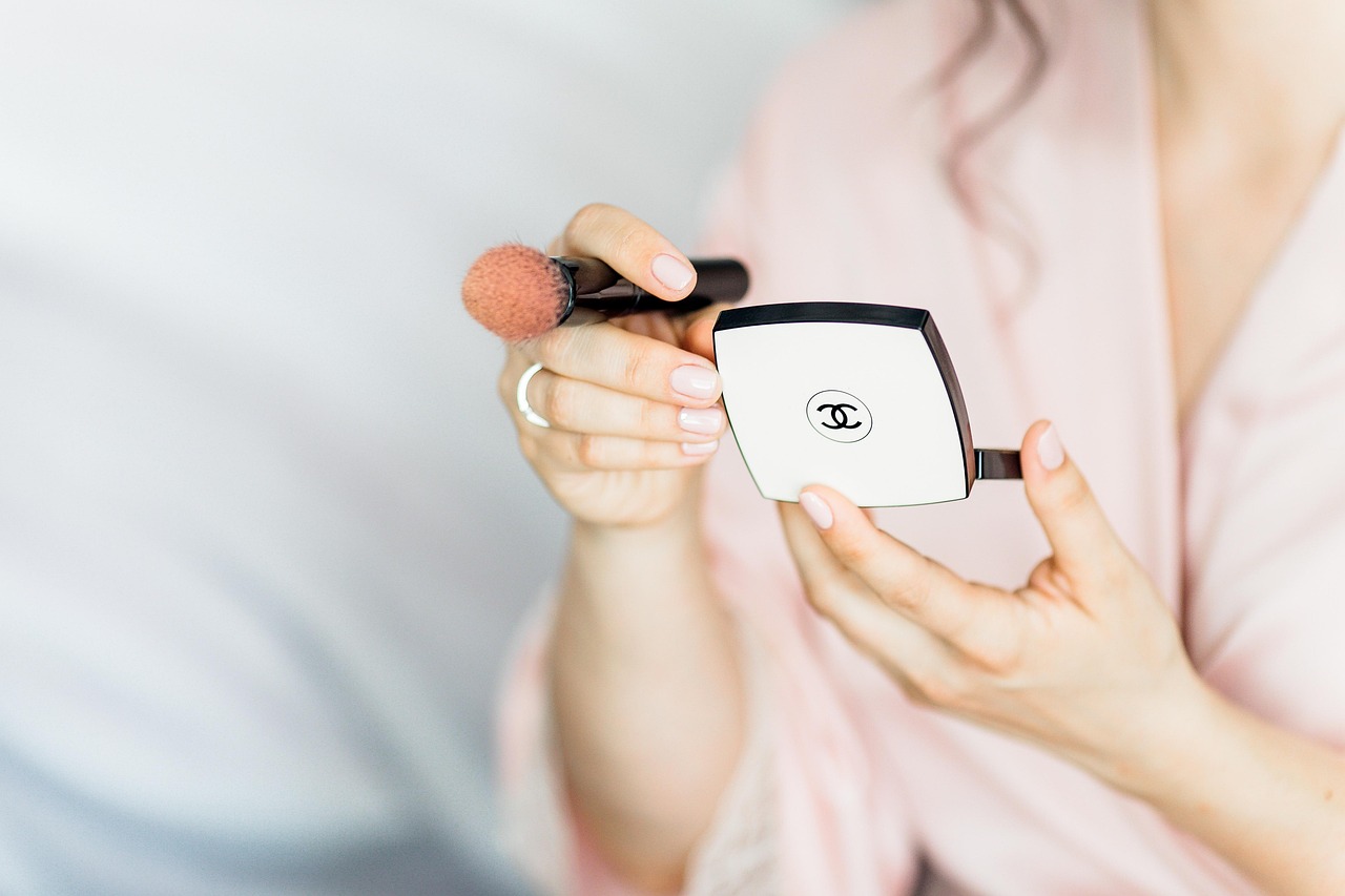 découvrez notre collection de maquillage vegan, alliant beauté naturelle et respect de l'environnement avec des produits sans ingrédients d'origine animale.