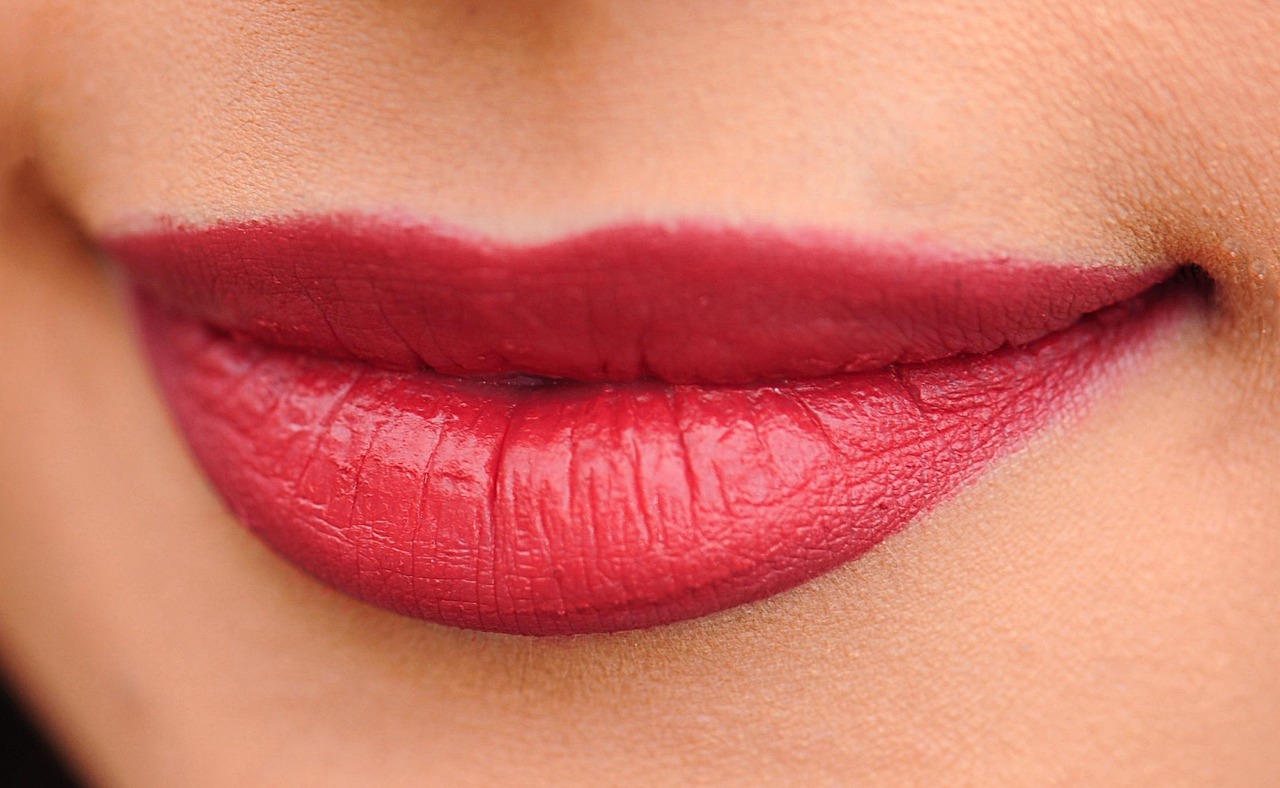 découvrez les indispensables du maquillage d'hiver pour un teint lumineux et une peau protégée tout au long de la saison froide.